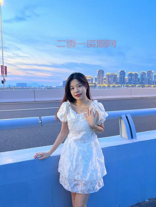 她穿上公主装：探索她的高冷与童真