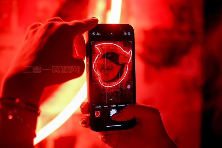 她：在未来世界中揭示情感的复杂性
